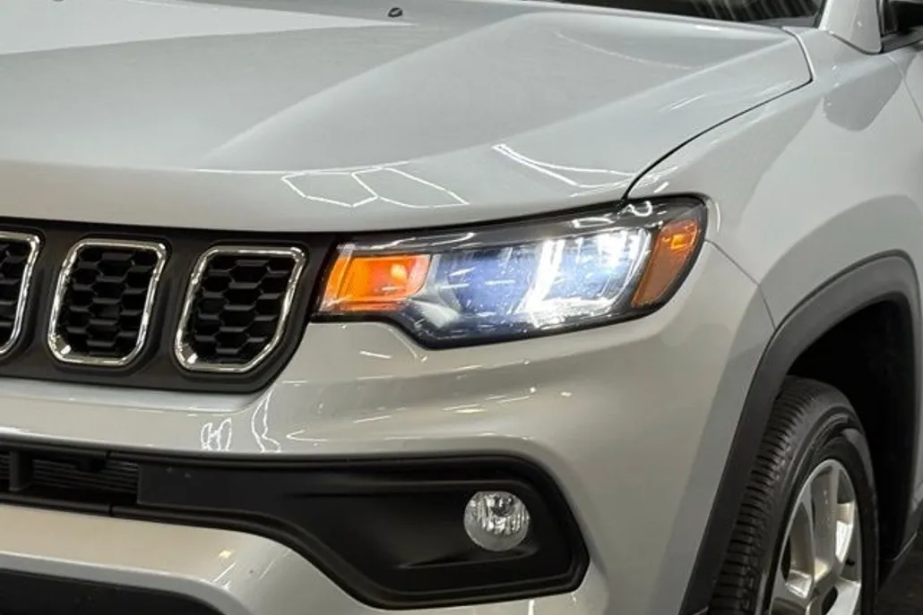2024 Jeep Compass Latitude Lux photo 1