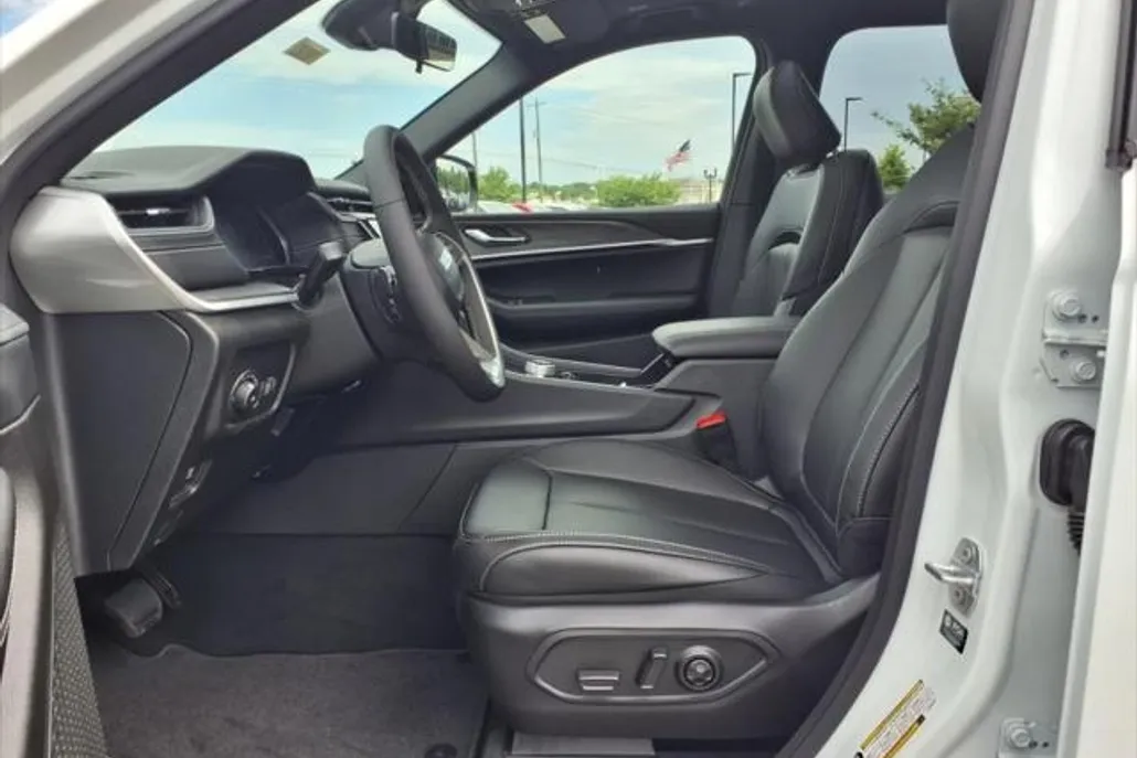 2025 Jeep Grand Cherokee Limited photo 1