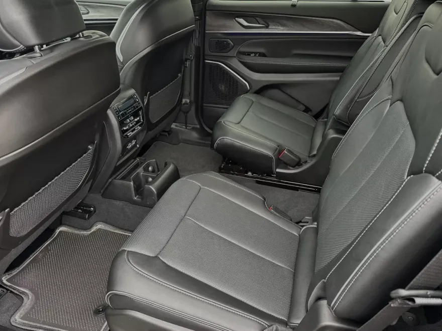 2024 Jeep Grand Cherokee Overland photo 12