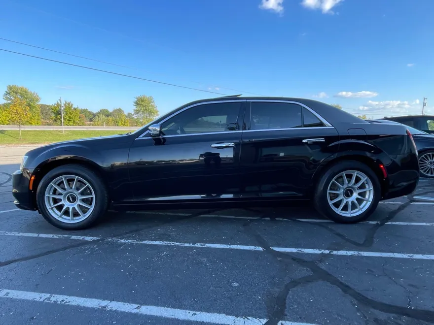 2017 Chrysler 300 photo 1