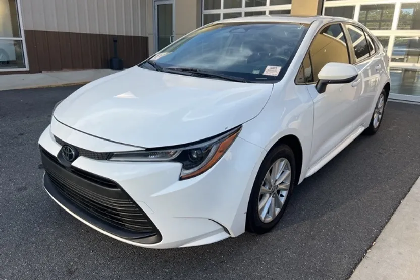 2023 Toyota Corolla LE photo 1