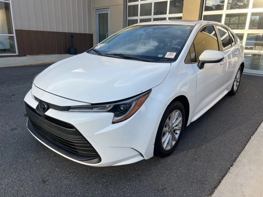 2023 Toyota Corolla LE photo 1