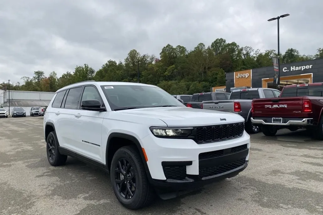 2025 Jeep Grand Cherokee Altitude photo 1
