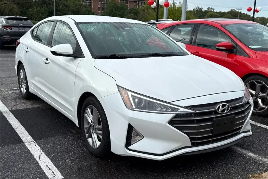 2020 Hyundai Elantra SEL photo 1