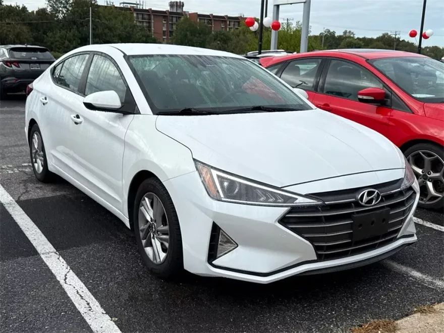 2020 Hyundai Elantra SEL photo 1