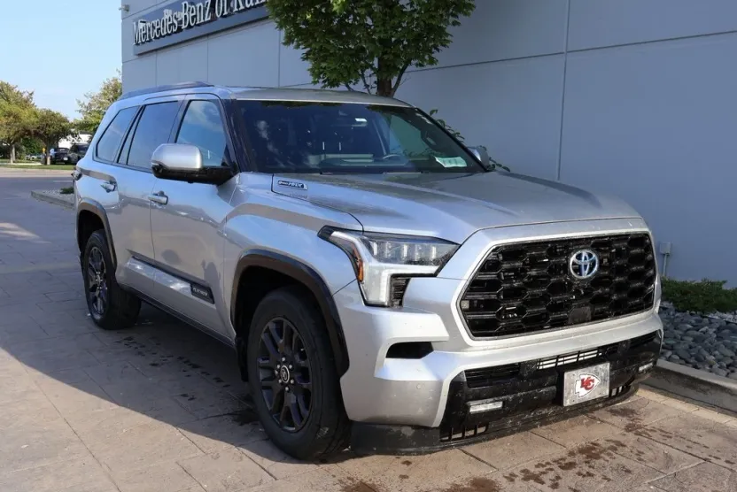 2023 Toyota Sequoia Platinum photo 1