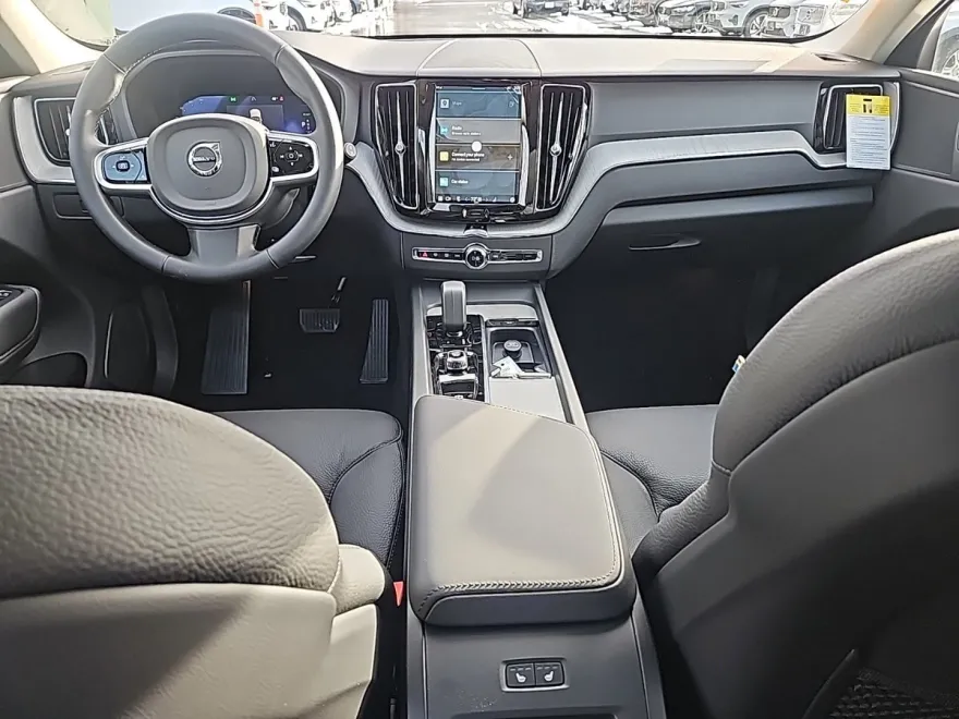 2025 Volvo XC60 Hybrid T8 Plus photo 1