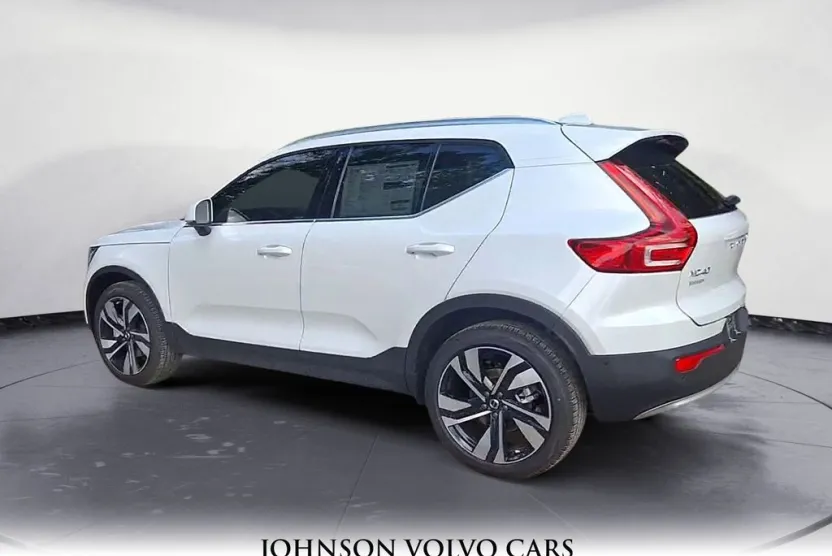 2025 Volvo XC40 photo 1