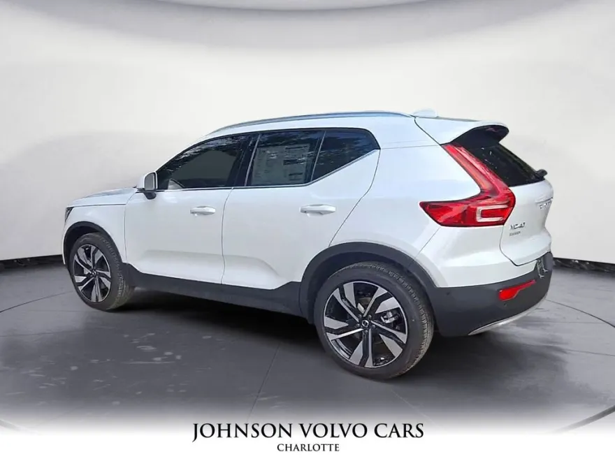 2025 Volvo XC40 photo 1