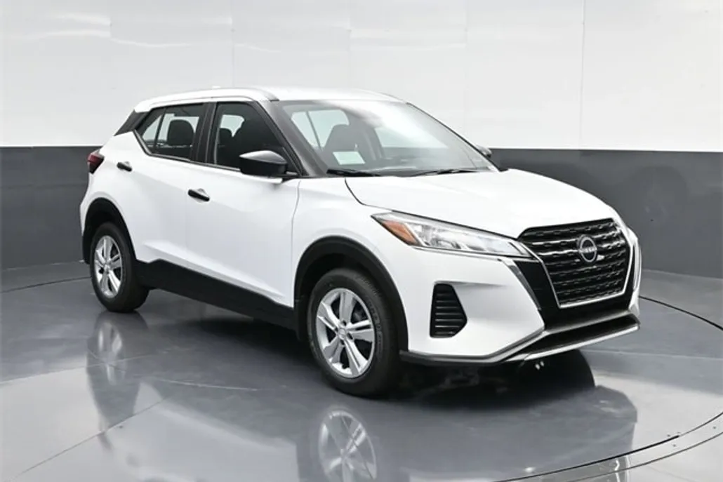 2025 Nissan Kicks Play S photo 1