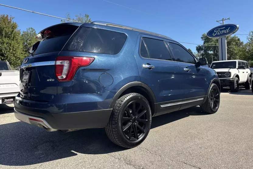 2017 Ford Explorer Limited photo 1