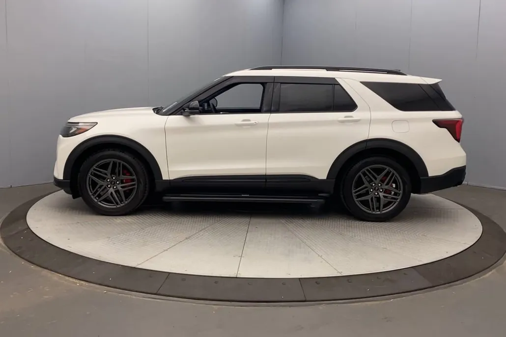 2025 Ford Explorer ST photo 1