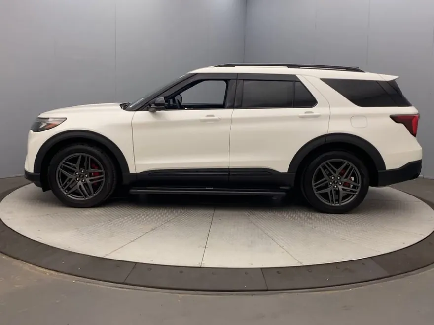 2025 Ford Explorer ST photo 1