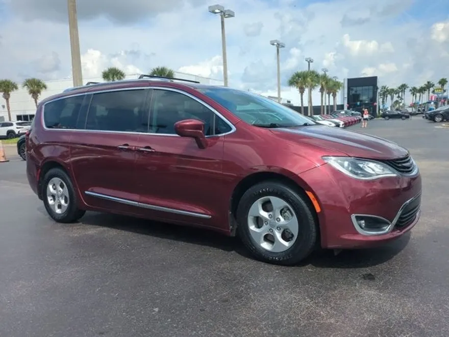2018 Chrysler Pacifica Hybrid Touring L photo 1
