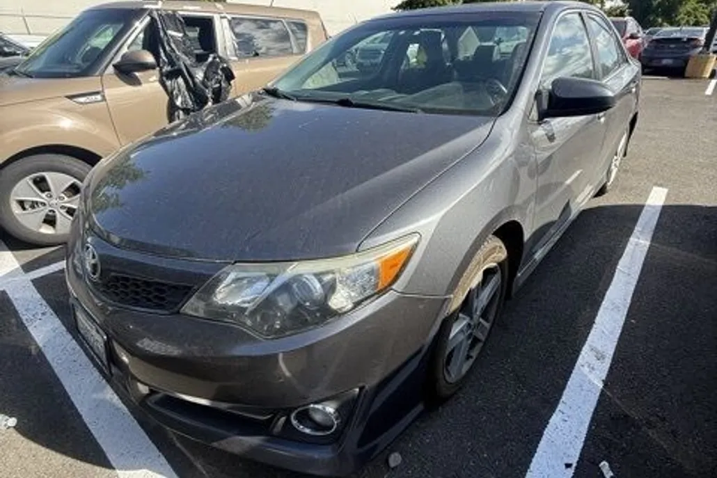 2012 Toyota Camry SE photo 1
