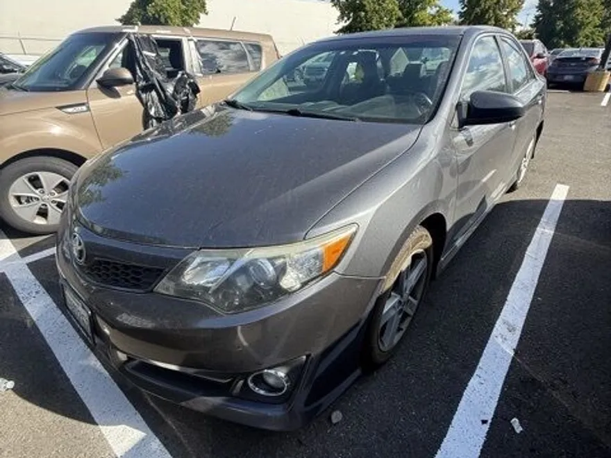 2012 Toyota Camry SE photo 1