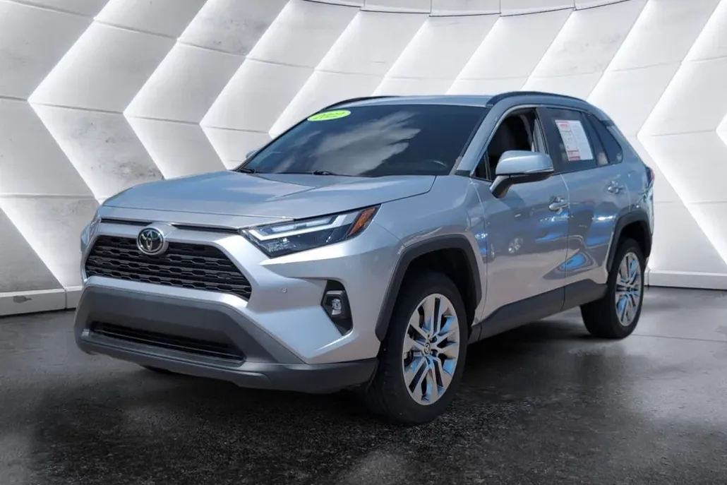 2022 Toyota RAV4 XLE Premium photo 1