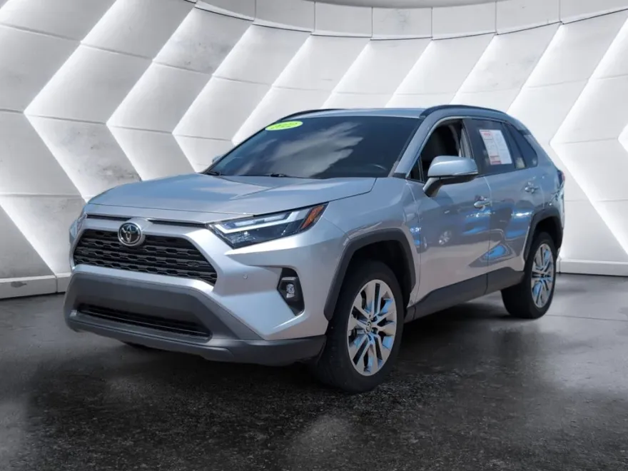 2022 Toyota RAV4 XLE Premium photo 1