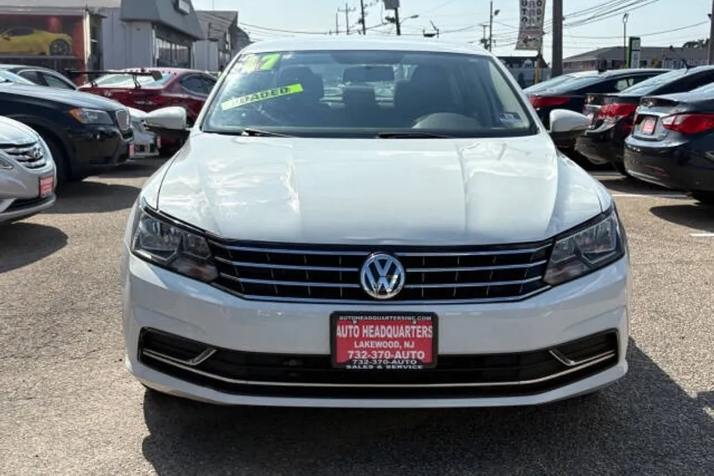 2017 Volkswagen Passat S photo 1