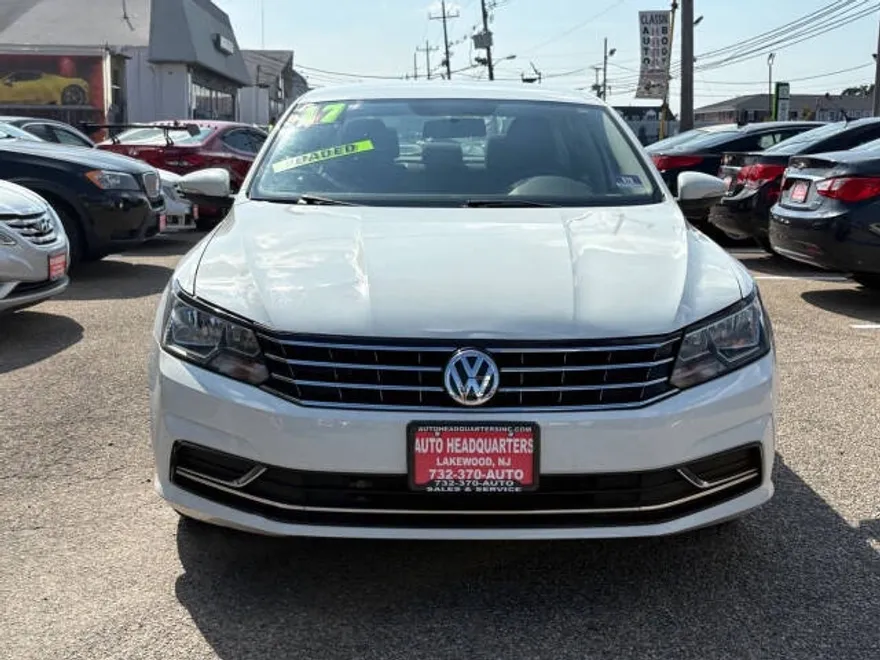 2017 Volkswagen Passat S photo 1