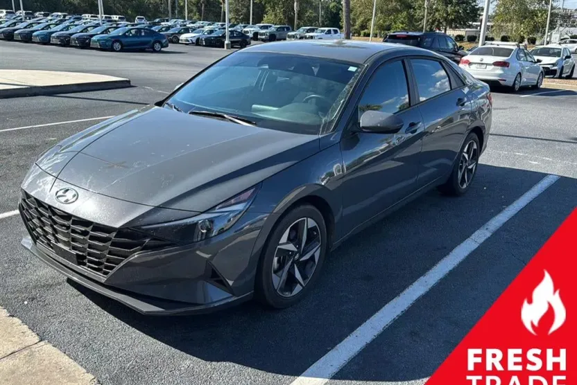 2023 Hyundai Elantra SEL photo 1