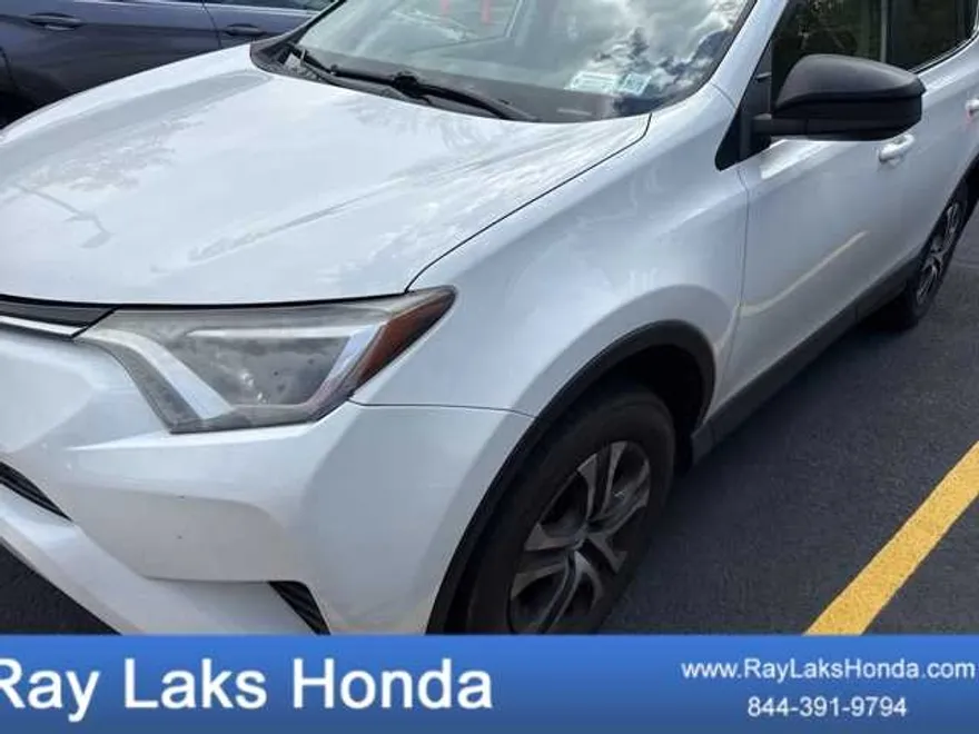 2017 Toyota RAV4 LE photo 1