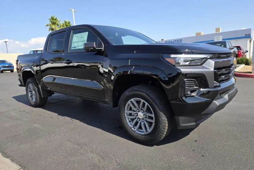 2025 Chevrolet Colorado Work Truck LT photo 1