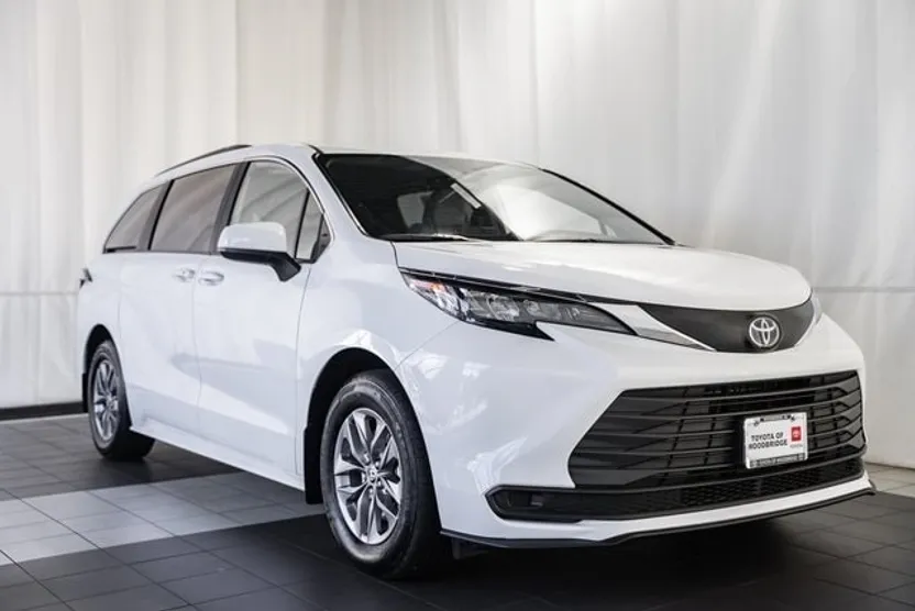 2025 Toyota Sienna LE photo 1