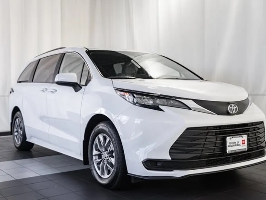 2025 Toyota Sienna LE photo 1