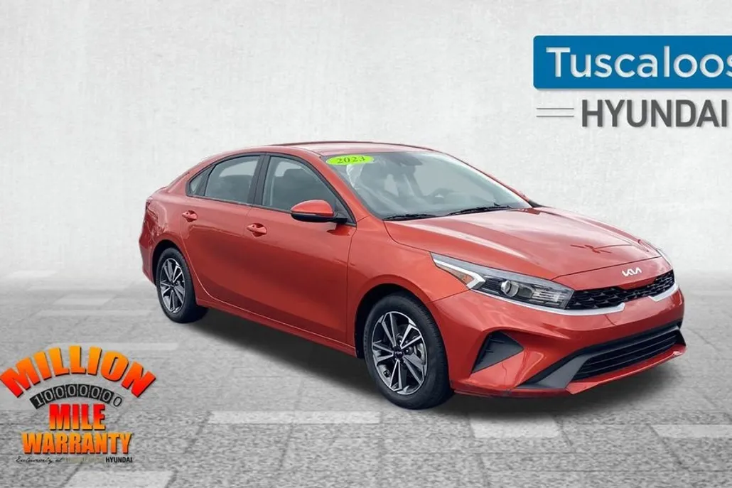 2023 Kia Forte LXS photo 1