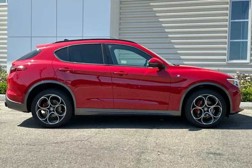 2022 Alfa Romeo Stelvio Ti photo 1