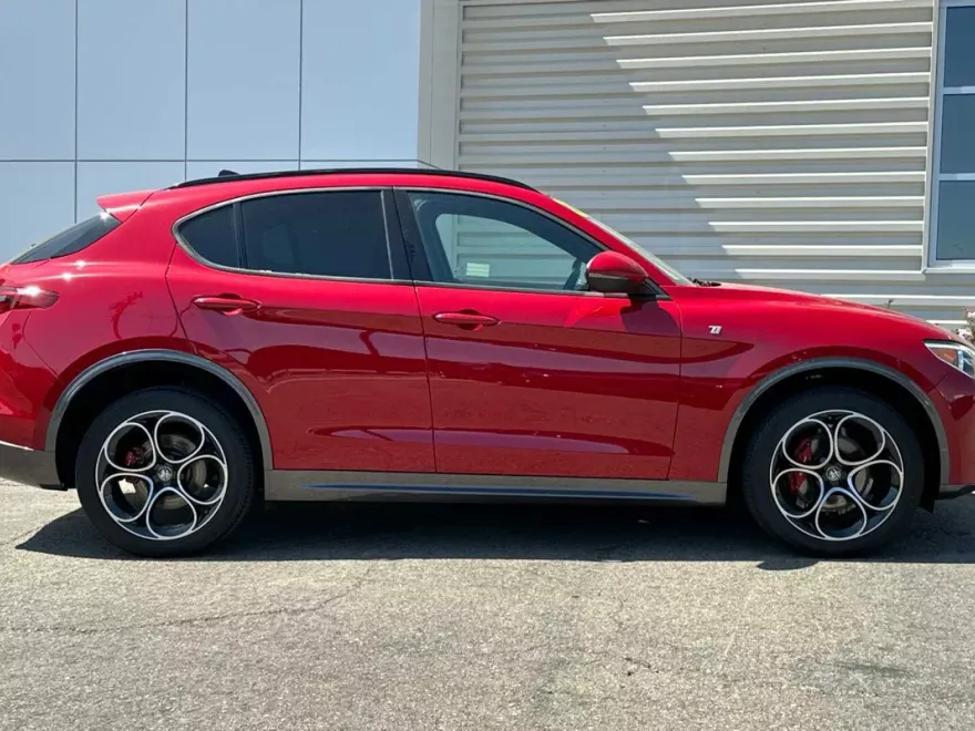 2022 Alfa Romeo Stelvio Ti photo 1
