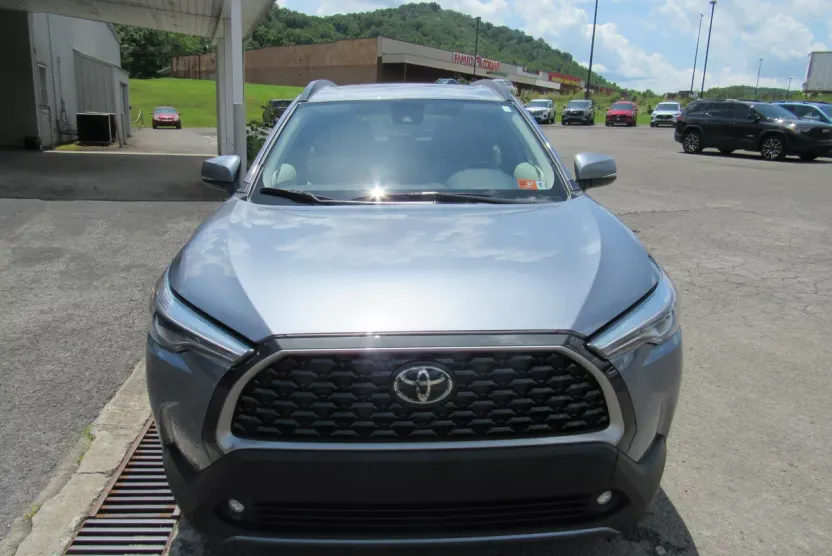 2022 Toyota Corolla Cross XLE photo 1