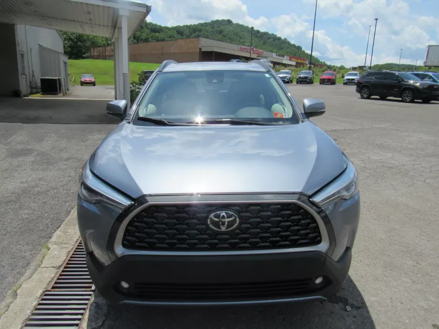 2022 Toyota Corolla Cross XLE photo 1