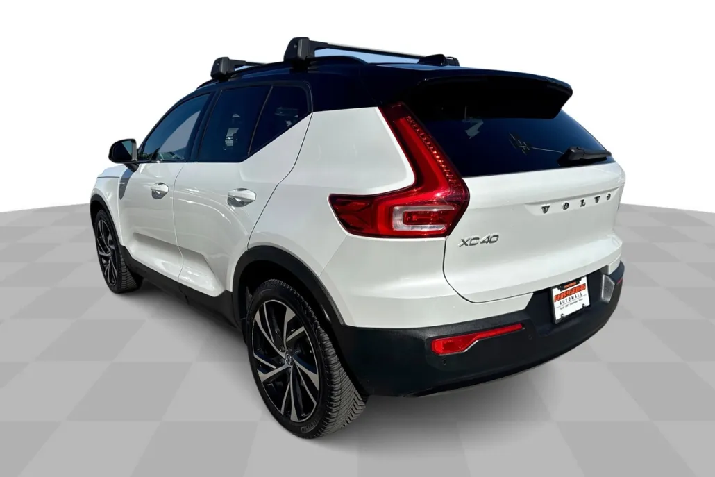 2022 Volvo XC40 T5 AWD R-Design photo 1