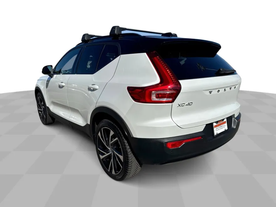 2022 Volvo XC40 T5 AWD R-Design photo 1
