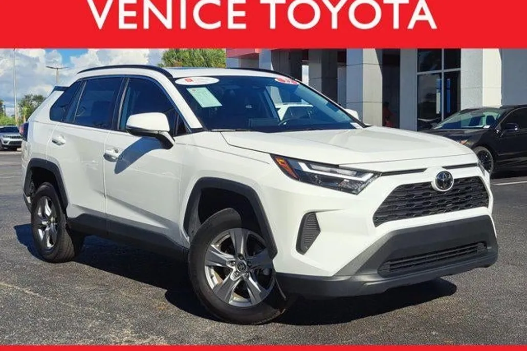 2022 Toyota RAV4 XLE photo 1