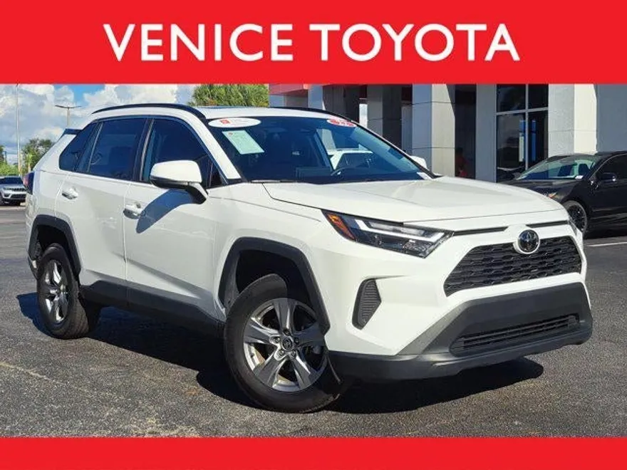 2022 Toyota RAV4 XLE photo 1