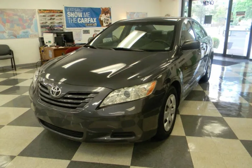 2009 Toyota Camry LE photo 1