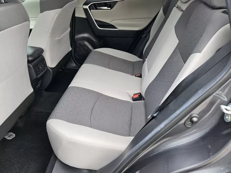2021 Toyota RAV4 XLE photo 1