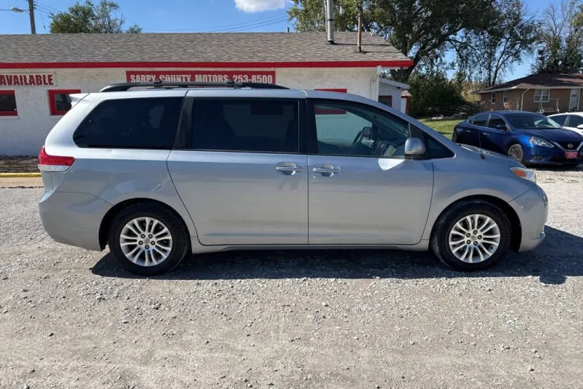 2014 Toyota Sienna XLE photo 1