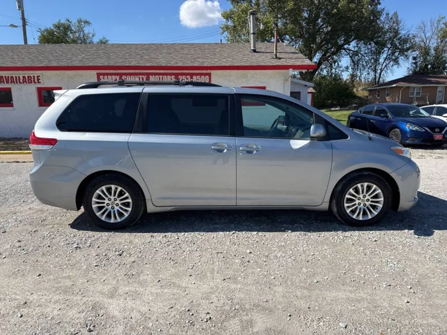 2014 Toyota Sienna XLE photo 1
