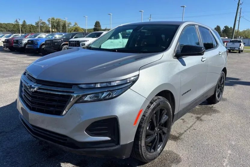 2023 Chevrolet Equinox LS photo 1