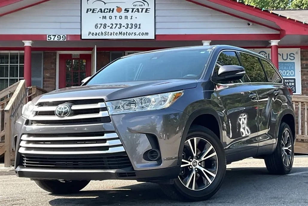 2019 Toyota Highlander LE photo 1