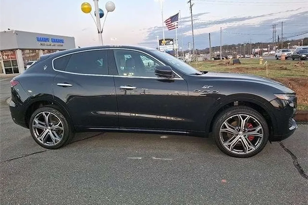 2023 Maserati Levante Base GT photo 1