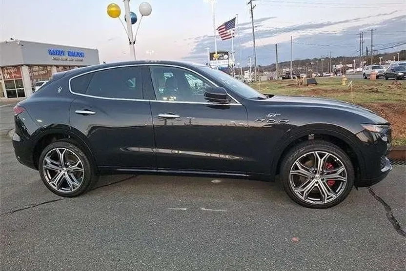 2023 Maserati Levante Base GT photo 1