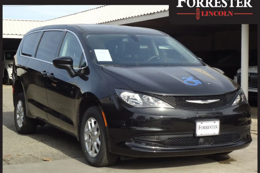 2022 Chrysler Voyager LX photo 1