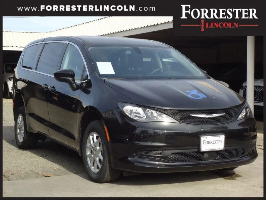 2022 Chrysler Voyager LX photo 1