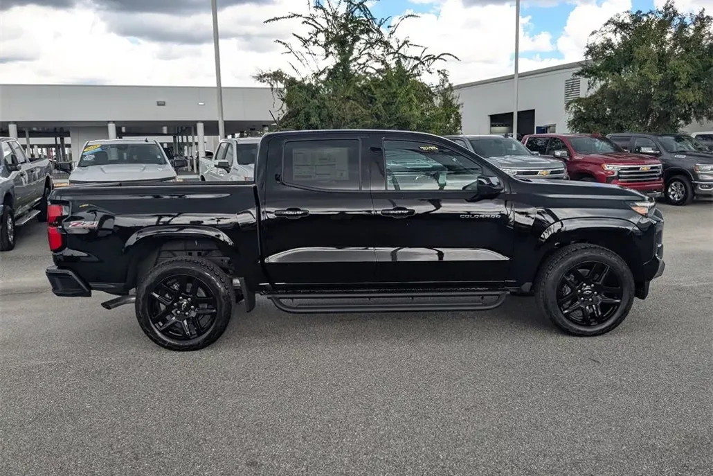 2025 Chevrolet Colorado Z71 photo 1