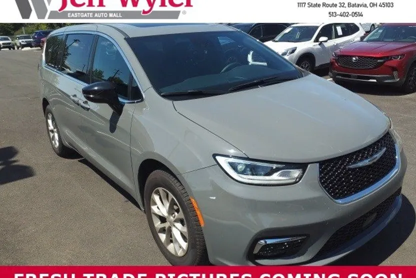 2025 Chrysler Pacifica photo 1